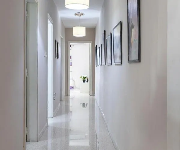 아파트 Seaside Flat With Scenic Country Views *