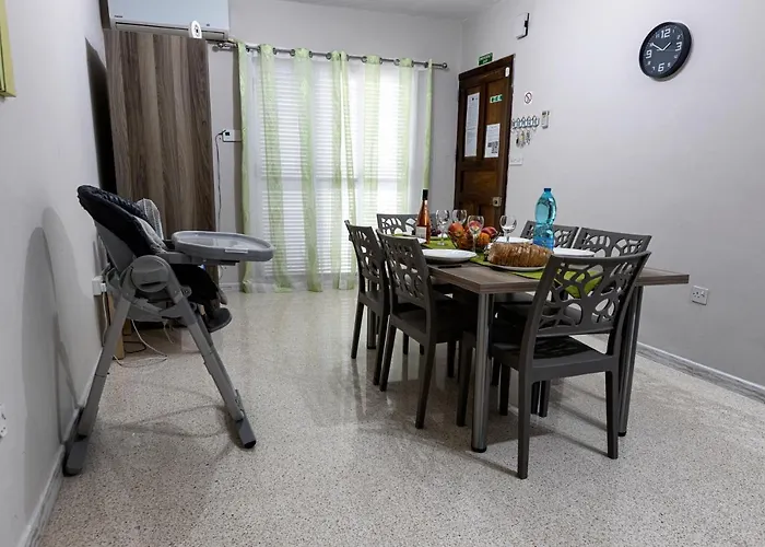 아파트 Seaside Flat With Scenic Country Views