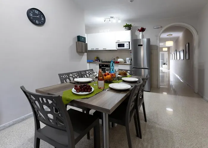 Seaside Flat With Scenic Country Views 아파트 *