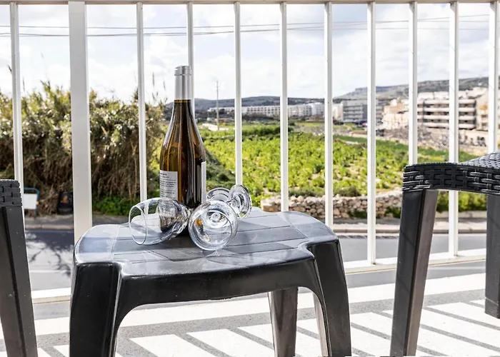 Seaside Flat With Scenic Country Views 멜리에하