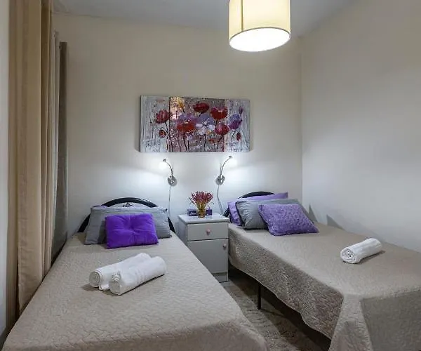 아파트 Seaside Flat With Scenic Country Views