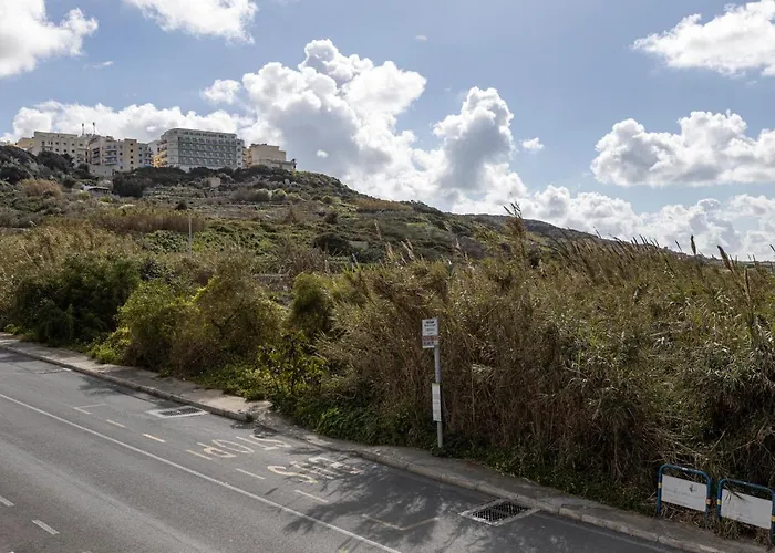 Seaside Flat With Scenic Country Views 아파트 *