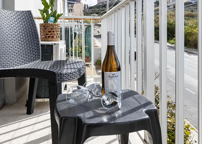 Seaside Flat With Scenic Country Views * 멜리에하