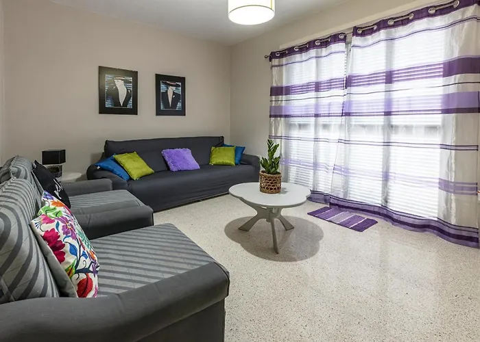 Seaside Flat With Scenic Country Views 아파트 *