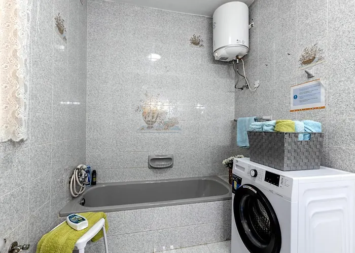 Seaside Flat With Scenic Country Views 아파트 *